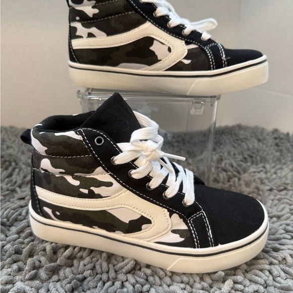 NWOT Sz 2 Wonder Nation Kids High-Top Sneakers - Black, White, Army Green Camo - Picture 3 of 7
